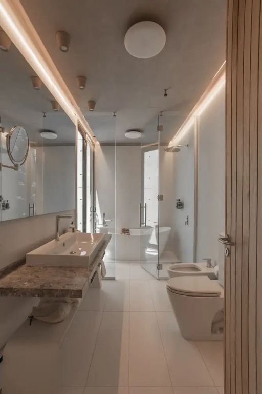 Helles, modernes Badezimmer mit Glasdusche und elegantem Waschtisch