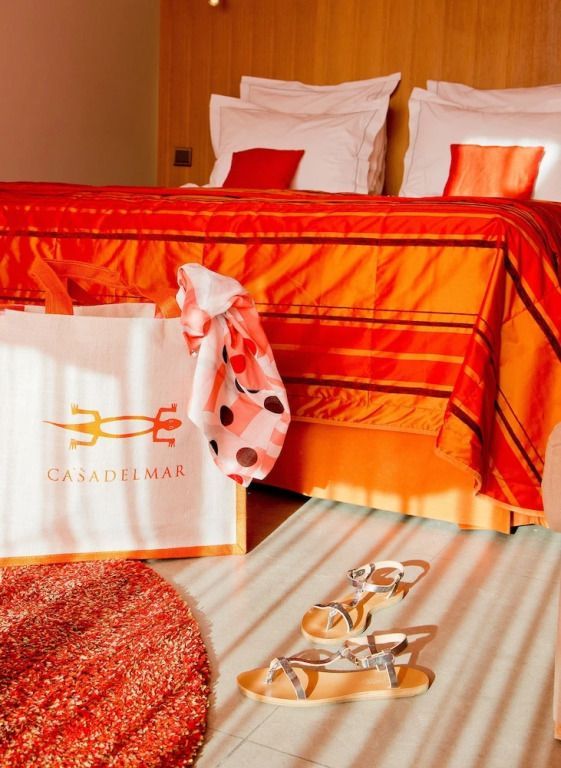 Elegantes Superior Zimmer mit rotem Bett und luxuriösen Details