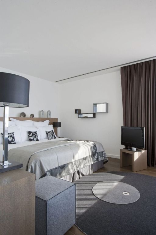 Elegantes Hotelzimmer mit Doppelbett und modernem Design