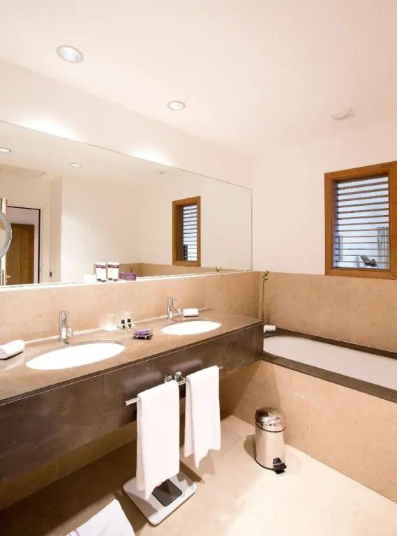 Modernes Badezimmer mit Doppelwaschtisch und Badewanne