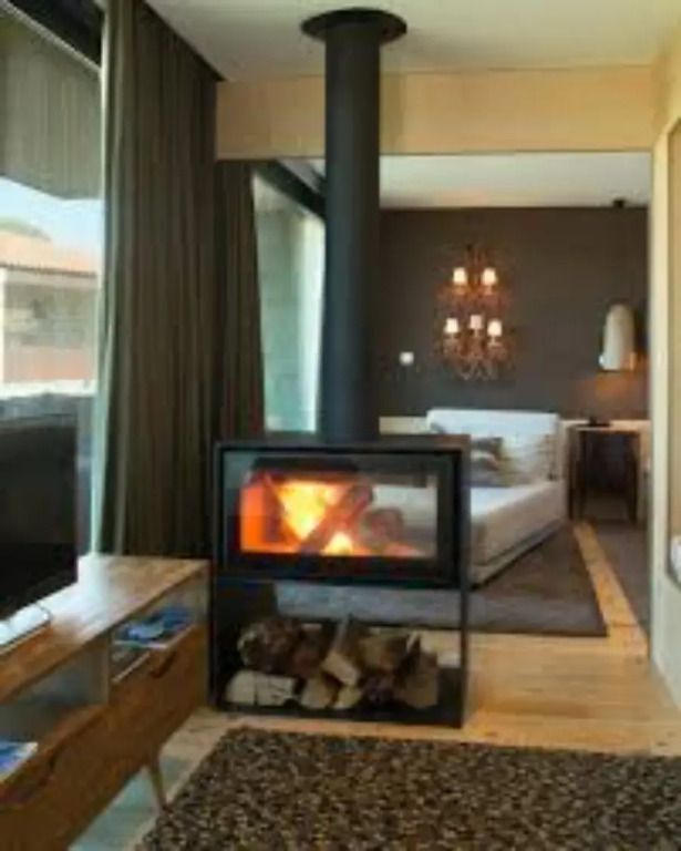 Elegantes Zimmer mit Kamin und moderner Einrichtung