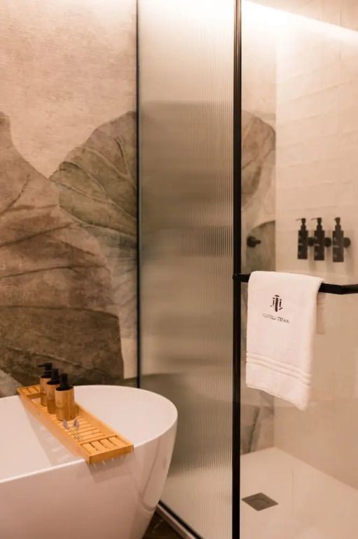 Moderner Badezimmerbereich mit eleganter Dusche und Design-Details