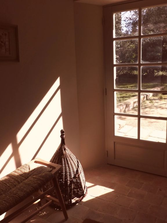 Französische Tür mit Blick auf Garten und Sonnenlicht im Innenbereich