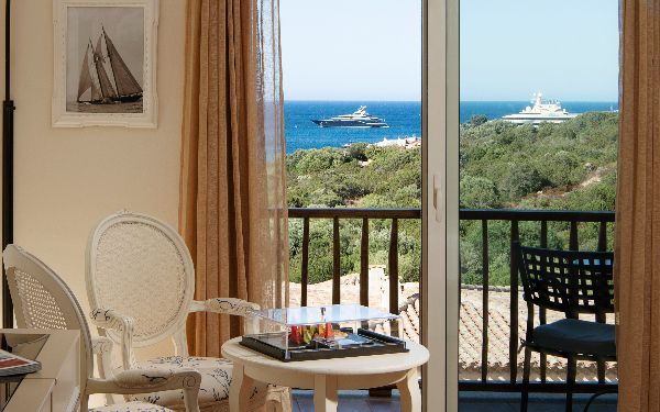Meerblick vom Balkon mit elegantem Interieur und vorbeifahrenden Yachten