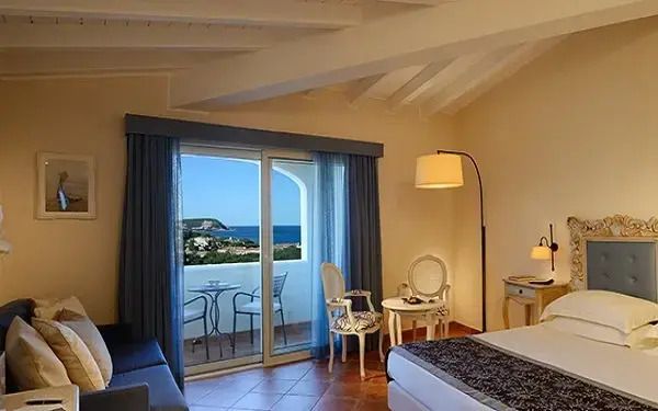 Geräumiges Zimmer mit Zugang zu einem Balkon und Blick auf das Meer.