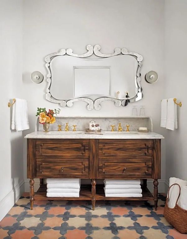 Elegantes Badezimmer mit großem Spiegel und Holz-Waschtisch im Commodore Perry Estate