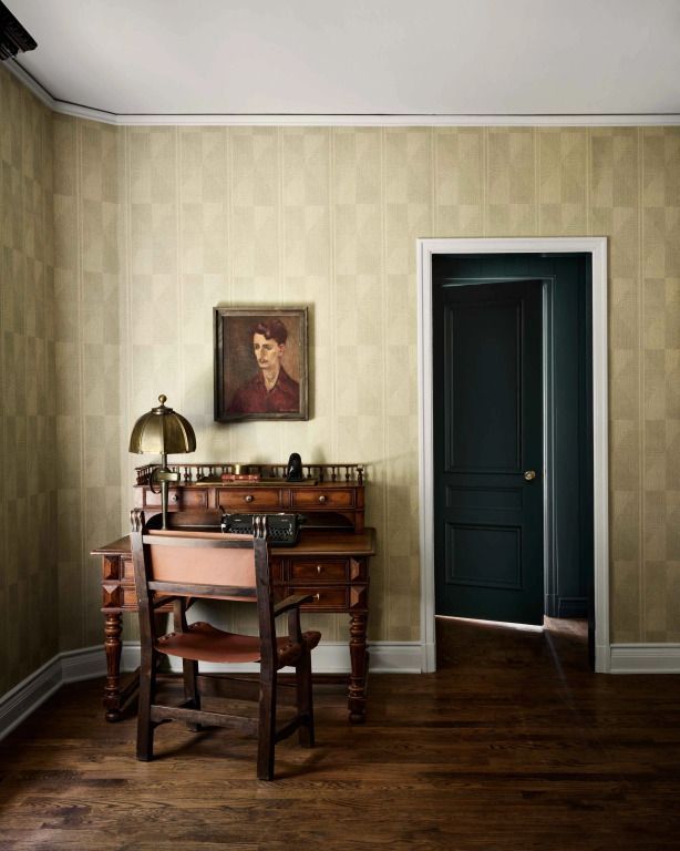 Elegantes Hotelzimmer mit antikem Schreibtisch und Kunst an der Wand