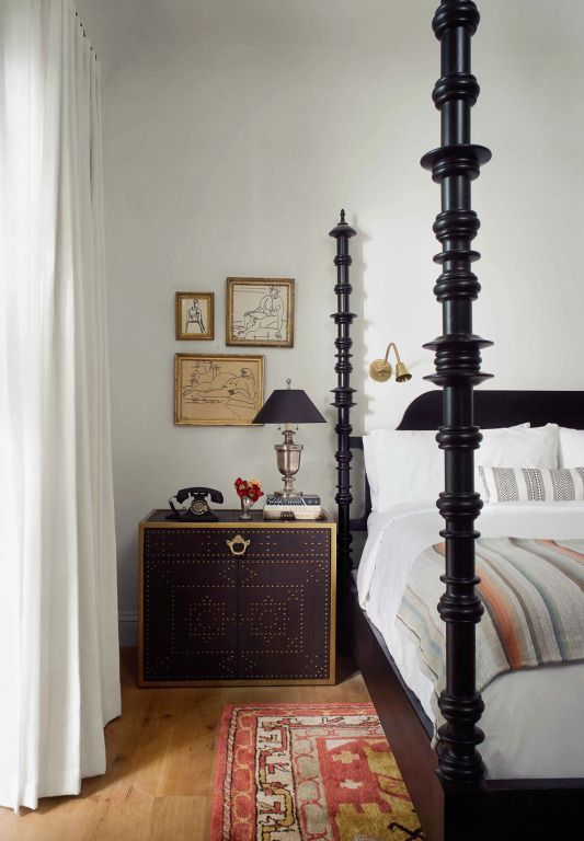 Schlafzimmer mit Himmelbett und dekorativen Möbeln