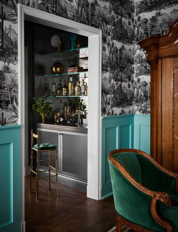 Elegante Bar-Ecke in Suite mit goldenen Akzenten und grüner Sitzgelegenheit