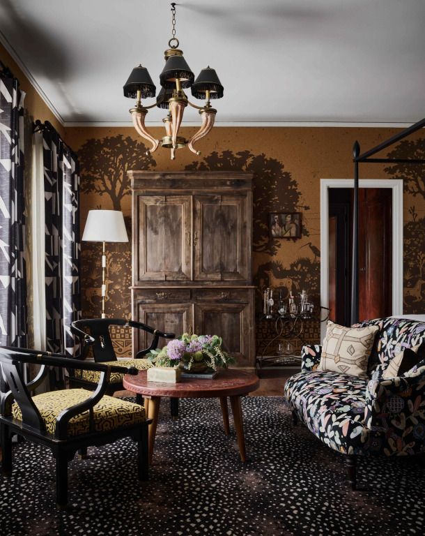 Luxuriöses Wohnzimmer in Suite mit Holzmöbeln und stilvoller Dekoration
