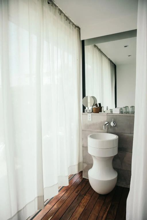 Badezimmer mit moderner Ausstattung und natürlichem Licht