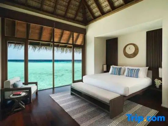Luxuriöses Schlafzimmer mit Meerblick in Wasser-Villa auf den Malediven