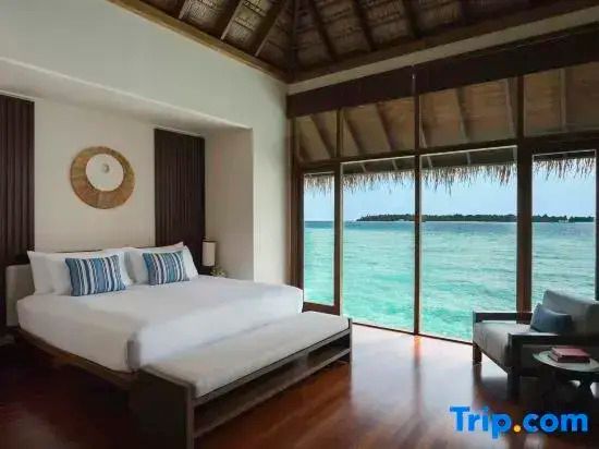 Ruhiges Schlafzimmer mit direktem Blick auf das Meer