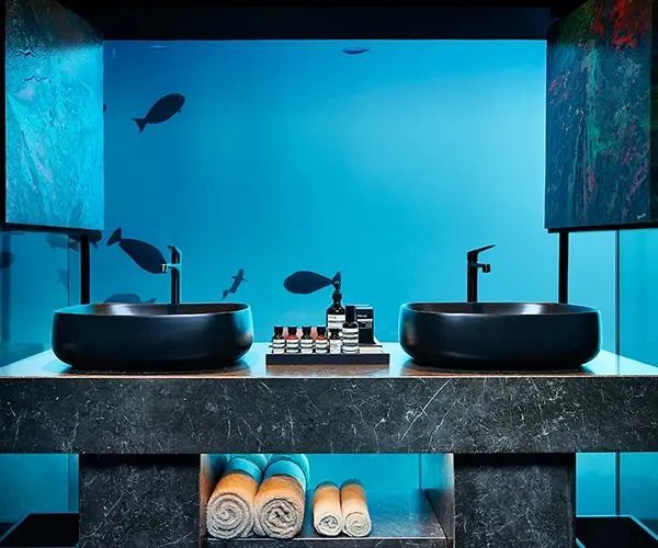 Luxus-Badezimmer mit Unterwasserblick und eleganten Waschbecken