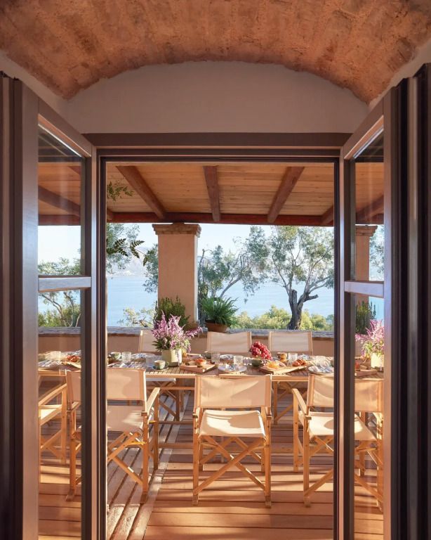 Geräumige Terrasse mit Essbereich und Meerblick im Medusa Estate.