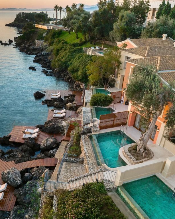 Villa mit Privatpool und Terrasse direkt am Wasser umgeben von üppiger Natur.