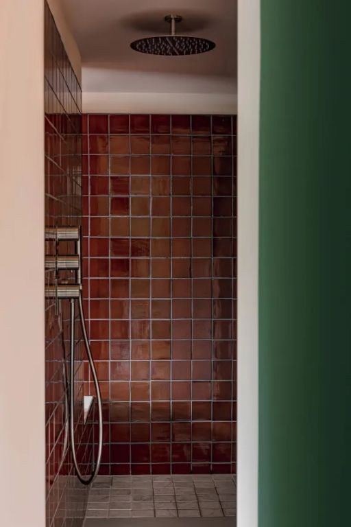 Moderne Dusche mit dekorativen Fliesen in Erdtönen