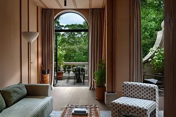 Luxuslounge mit Gartenblick, bequemen Sesseln und Zugang zur privaten Terrasse