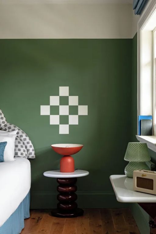 Modernes Zimmerdesign mit grüner Akzentwand und kunstvollen Details.