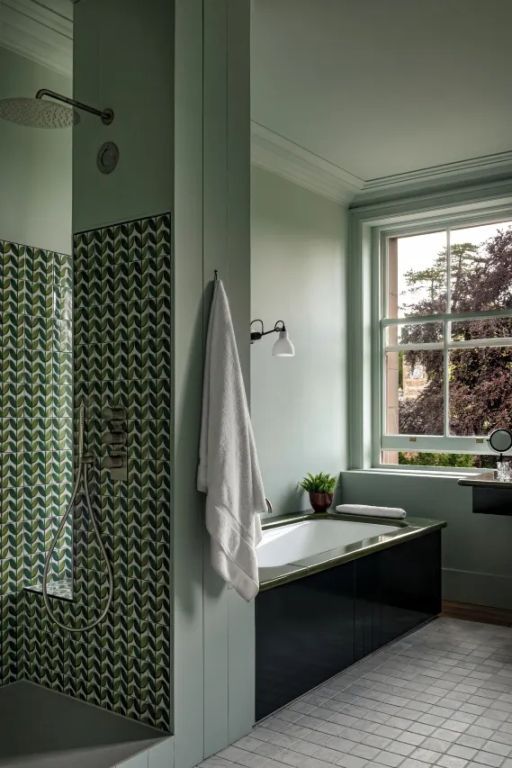 Modernes Badezimmer mit verglastem Duschbereich und Badewanne