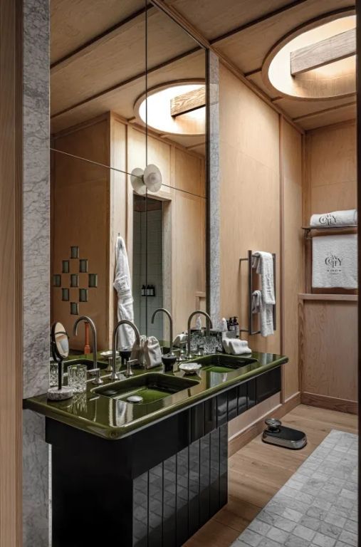 Luxuriöses Badezimmer mit Doppelwaschbecken und eleganten Details