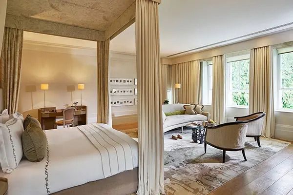 Großzügiges Schlafzimmer in der Executive Suite mit Himmelbett und modernem Interieur