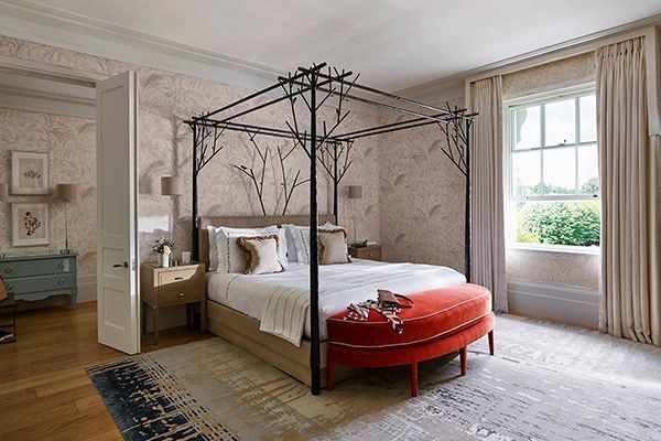 Elegantes Schlafzimmer mit Doppelbett und Himmelbettgestell, klassisch dekoriert