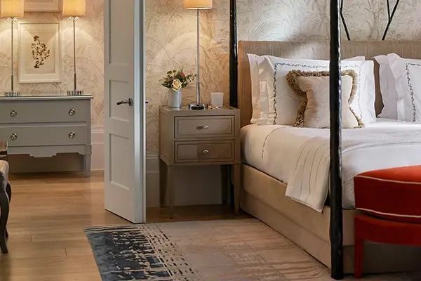 Elegantes Schlafzimmer der Premium Mansion House Doppel Suite mit hochwertiger Einrichtung
