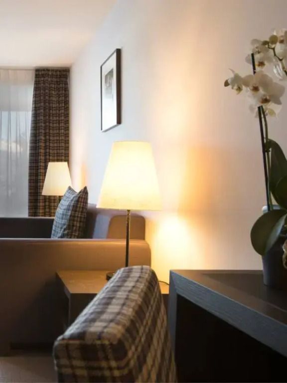 Gemütliche Sitzecke mit sanfter Beleuchtung und stilvollen Pflanzen in der Prestige Suite.