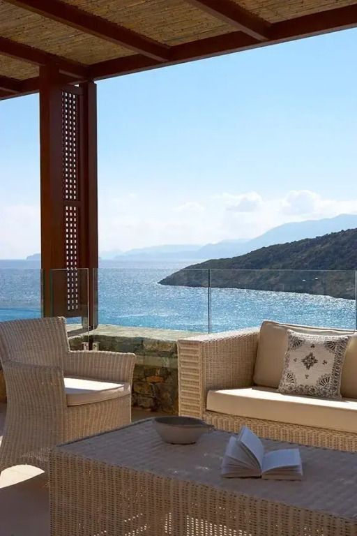 Private Terrasse mit atemberaubendem Meerblick und stilvollen Sitzmöbeln