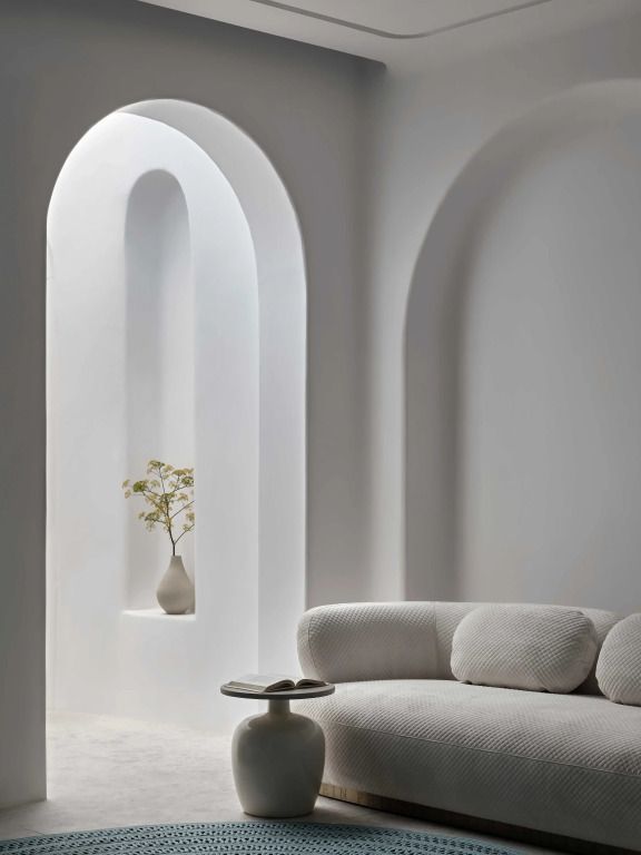 Sitzgelegenheit unter Rundbogenfenster mit minimalistischem Design