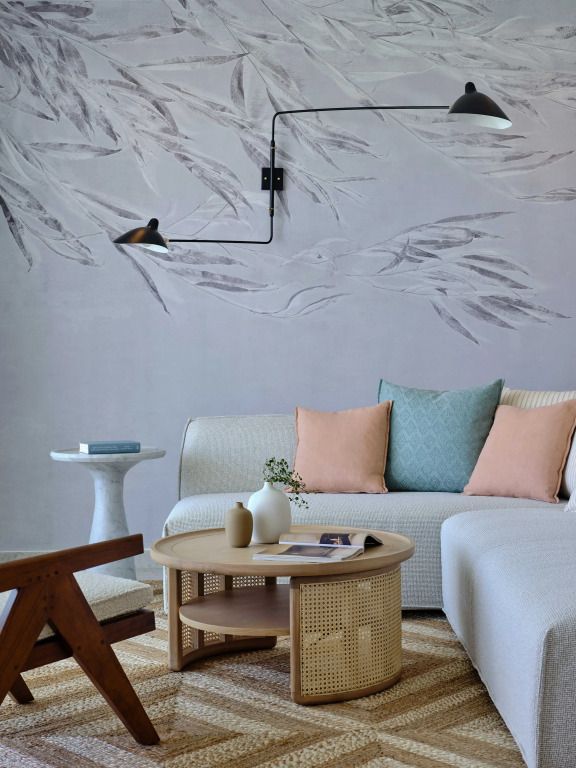 Elegante Sitzecke in einer Suite mit dezenten Farben und stilvollen Möbeln