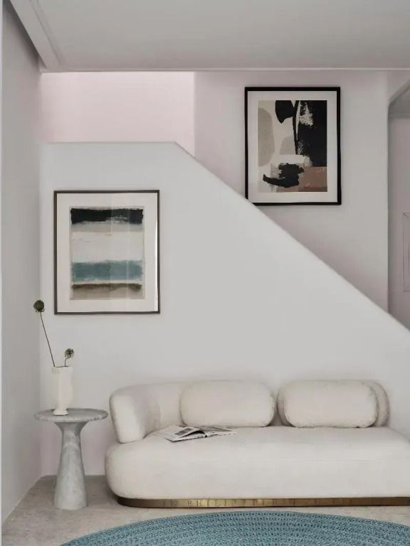 Eleganter Sitzbereich mit Kunstwerken an der Treppe