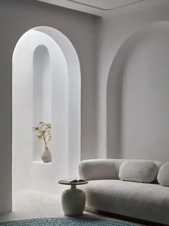 Minimalistisches Interieur mit gewölbten Fenstern