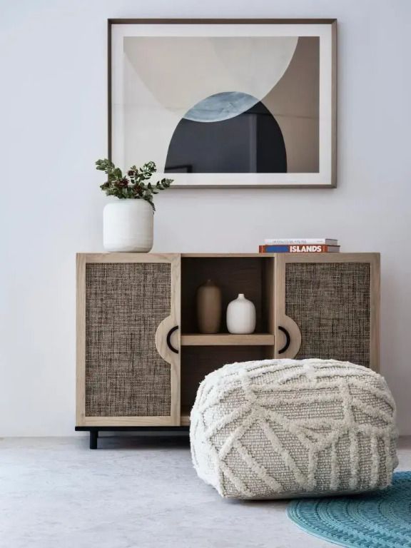 Moderner Konsolentisch mit stilvollen Accessoires