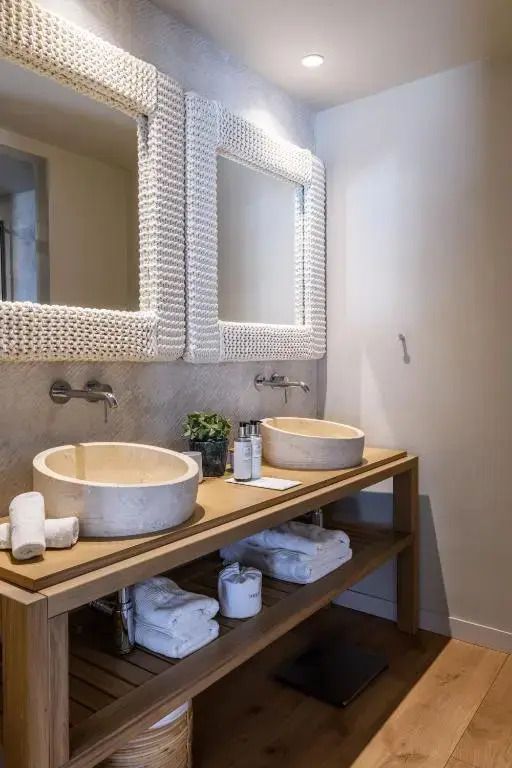 Luxuriöses Badezimmer mit zwei Waschbecken und großen Spiegeln