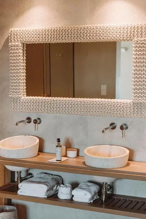 Modernes Badezimmer mit Doppelwaschbecken und großem Spiegel