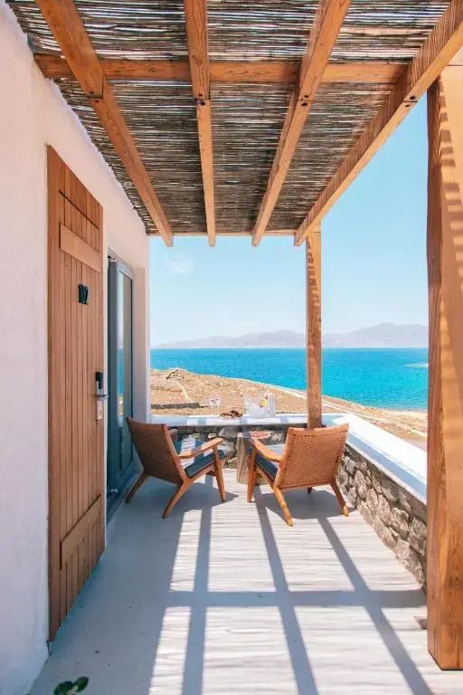 Private Terrasse mit Sitzgelegenheiten und Blick auf das Meer