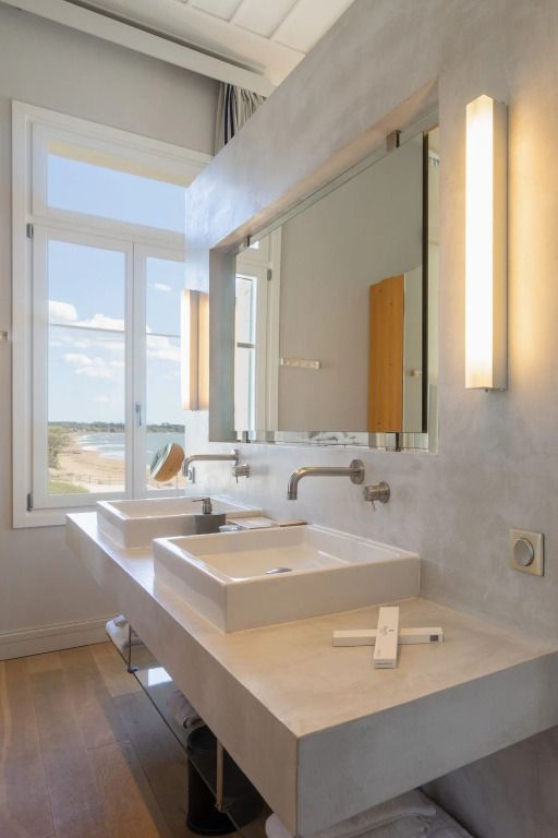 Modernes Badezimmer mit zwei Waschbecken und Meerblick.