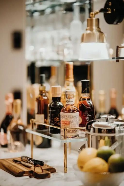 Gut bestückte Bar mit hochwertigen Spirituosen in einem modernen Designhotel