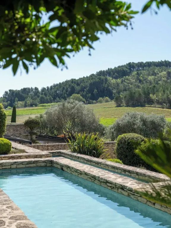 Infinity Pool mit Blick über grüne Hügel und Olivenbäume