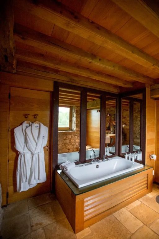 Warme Holzverkleidung im Badezimmer mit einer eleganten Badewanne