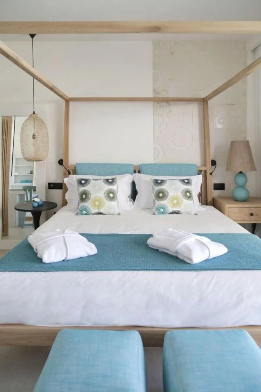 Gemütliches Doppelzimmer mit Akzenten in Blau und Weiß.