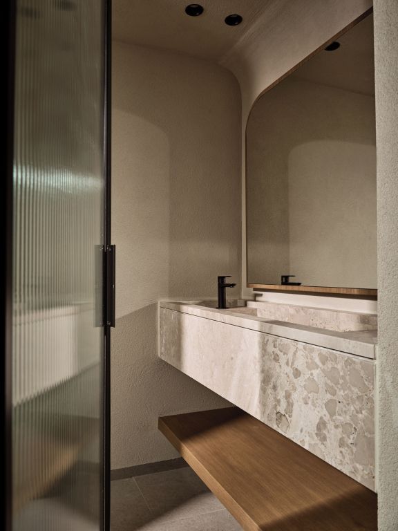Moderne Waschbeckeneinheit mit großzügigem Spiegel und stilvollem Design.