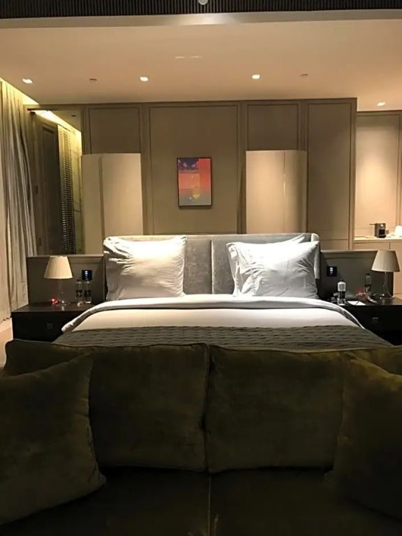 Luxuriöses Schlafzimmer der Junior-Suite mit Kingsize-Bett und modernen Möbeln