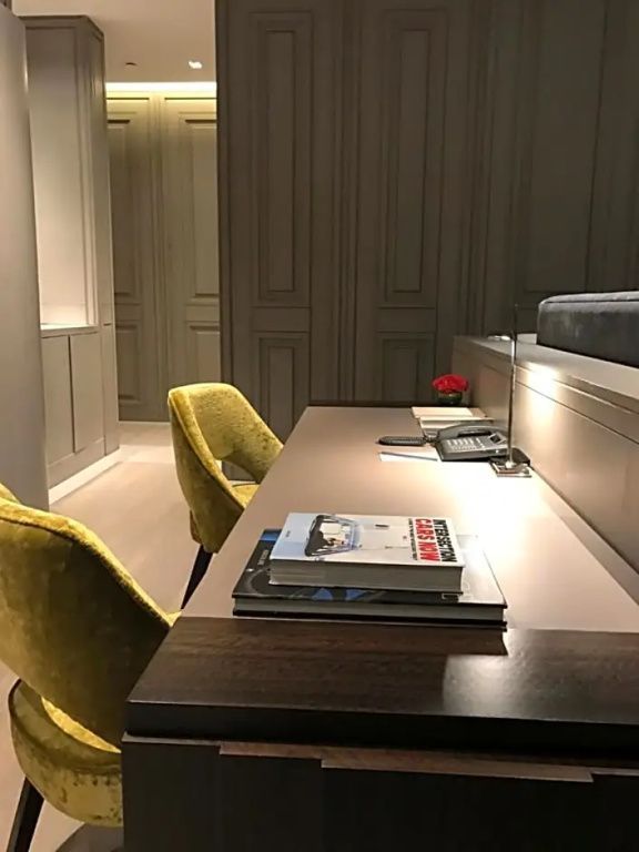 Arbeitsbereich in der Junior-Suite mit elegantem Schreibtisch und modernem Design
