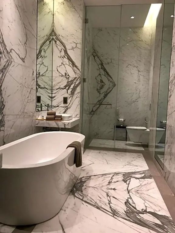 Modernes Badezimmer mit Marmoroptik in der Junior-Suite