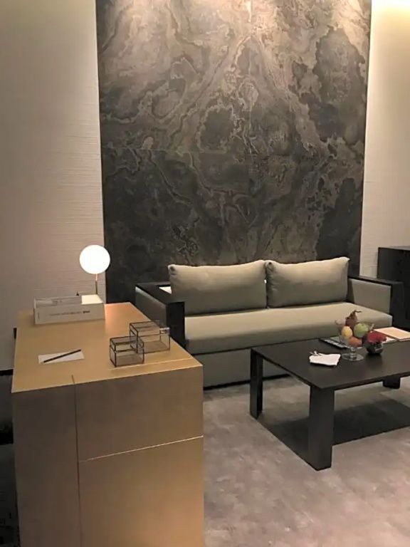Elegante Sitzecke in der Terrasse Suite mit modernem Sofa und Kunst an der Wand