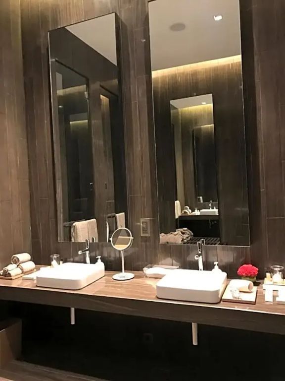 Luxuriöses Badezimmer mit Doppelwaschbecken und großen Spiegeln in der Terrasse Suite