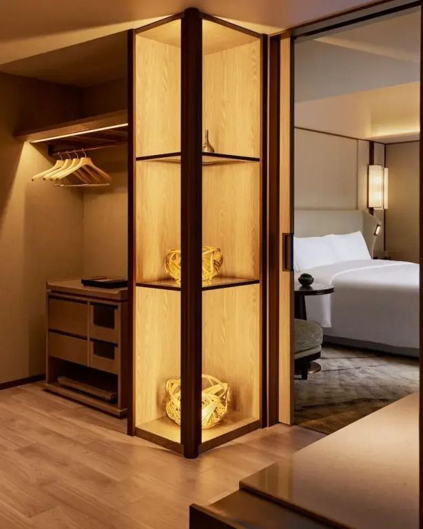 Einblick in die elegante Doppel Suite mit Schlafzimmer und stilvoller Beleuchtung